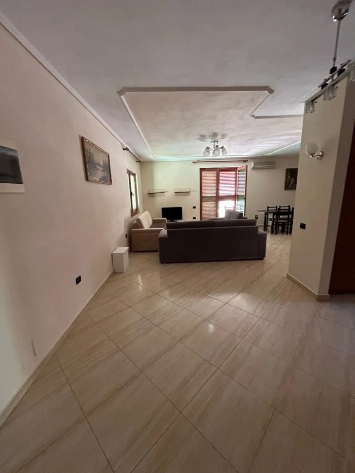 Tirane, jepet me qera apartament 3+1+Ballkon Kati 2, 145 m² 500 € (Tek Vilat Gjermane)