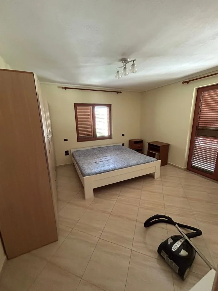 Tirane, jepet me qera apartament 3+1+Ballkon Kati 2, 145 m² 500 € (Tek Vilat Gjermane)