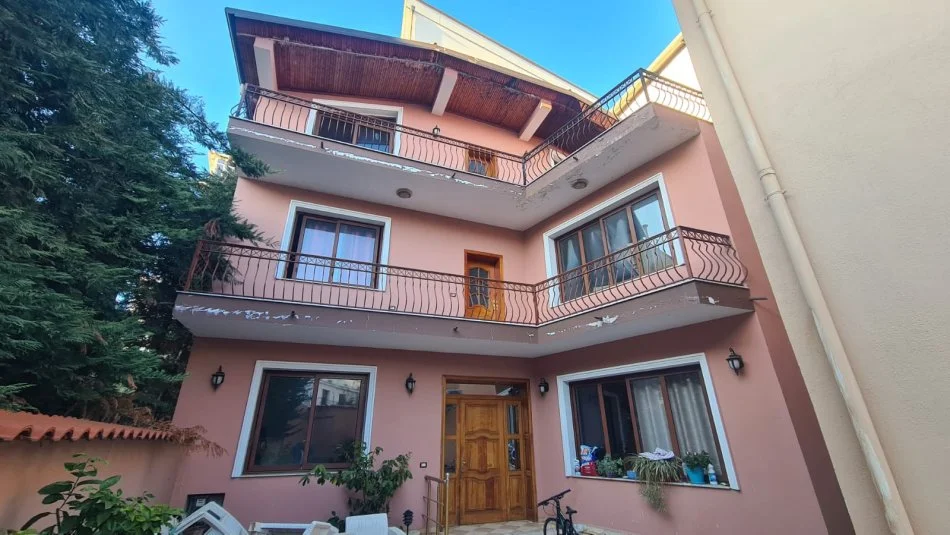 Tirane, jepet me qera Vile 3 Katshe Kati 0, 390 m² 1.900 € (Ne qender te Tiranes)