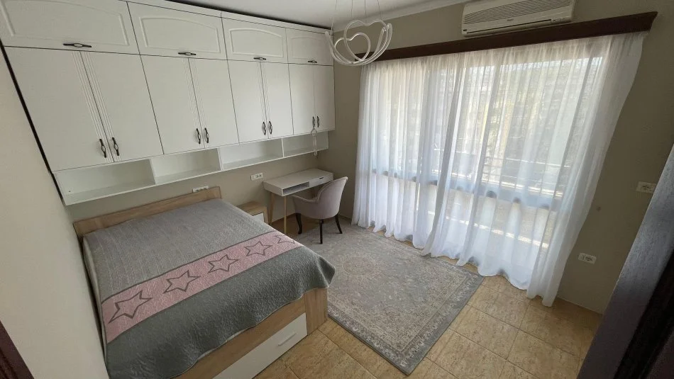 Tirane, jepet me qera apartament 2+1+Aneks+Ballkon Kati 10, 130 m² 1.100 € (BLLOKU)