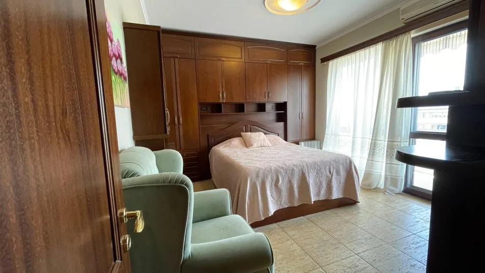 Tirane, jepet me qera apartament 2+1+Aneks+Ballkon Kati 10, 130 m² 1.100 € (BLLOKU)