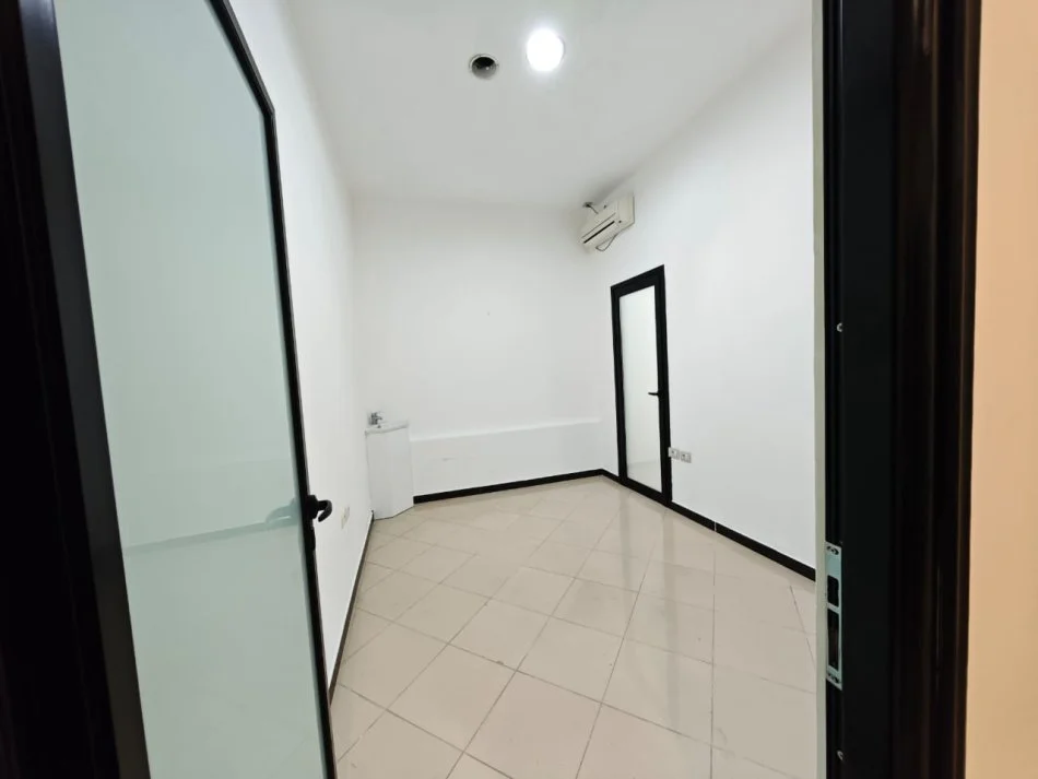 Tirane, Ambient biznesi per shitje tek Ali Demi ( 100 000 Euro)