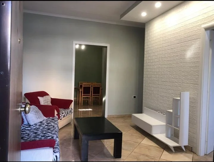 Tirane, jepet me qera apartament 2+1+Ballkon Kati 1, 90 m² 400 € (stacioni trenit)