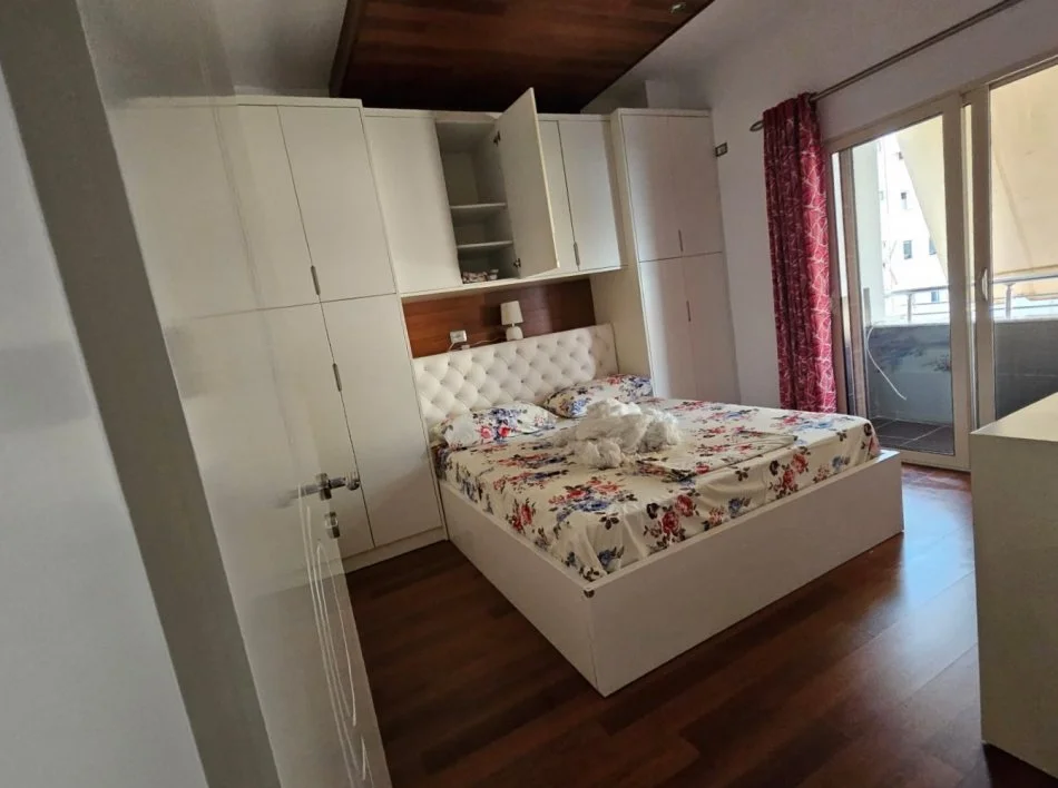 Tirane, jepet me qera apartament 2+1+Ballkon Kati 3, 73 m² 500 € (Rr Bardhyl)