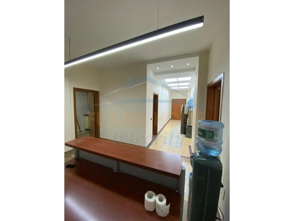 Jepet me Qera Ambjent Biznesi Kati 2, 200 m² 4.500 € prane RTSH