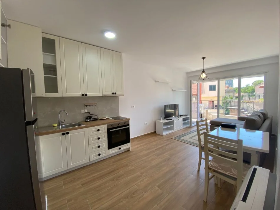 Tirane, jepet me qera apartament 1+1+Ballkon Kati 4, 60 m² 550 € (RRUGA ELBASANIT)