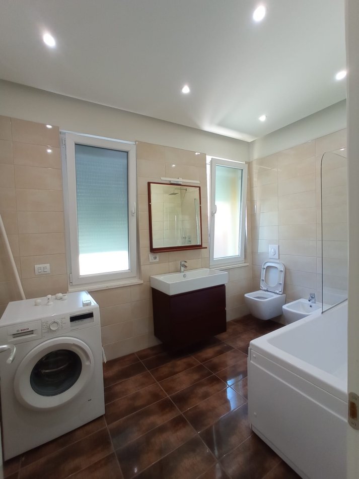 Tirane, jepet me qera Vile 4+1+Aneks+Ballkon Kati 2, 250 m² 2.000 € (Lunder)