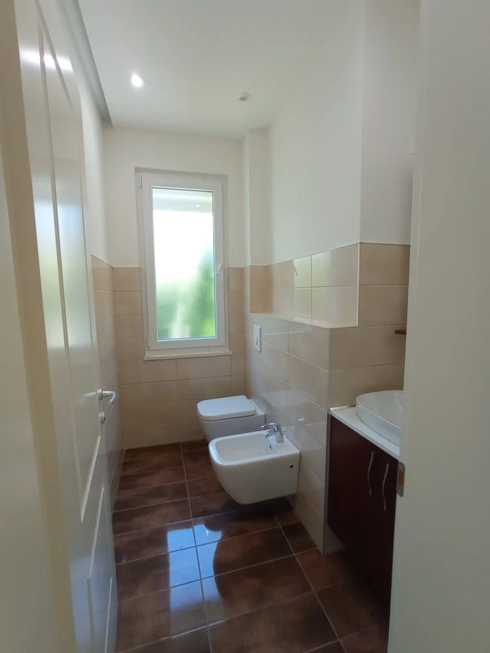 Tirane, jepet me qera Vile 4+1+Aneks+Ballkon Kati 2, 250 m² 2.000 € (Lunder)