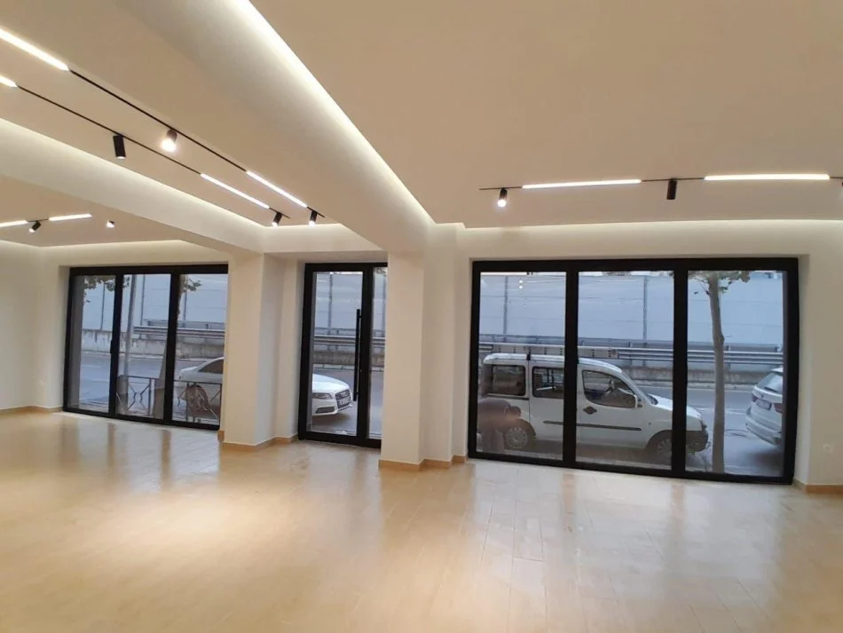 Tirane, jepet me qera ambjent biznesi Kati 0, 125 m² 2.400 € (Rruga Bill Klinton)