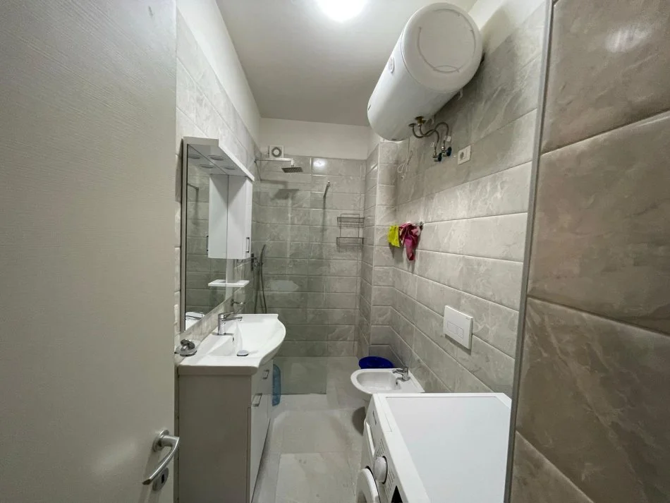 Tirane, jepet me qera apartament 1+1 Kati 6, 50 m² 550 € (Rruga Jordan Misja)