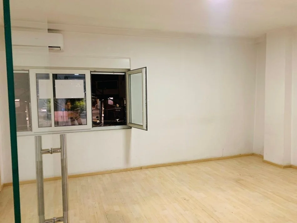 Tirane, jepet me qera apartament 4+1+Ballkon Kati 2, 140 m² 800 € (rruga e durresit ngjitur me kafe flora)