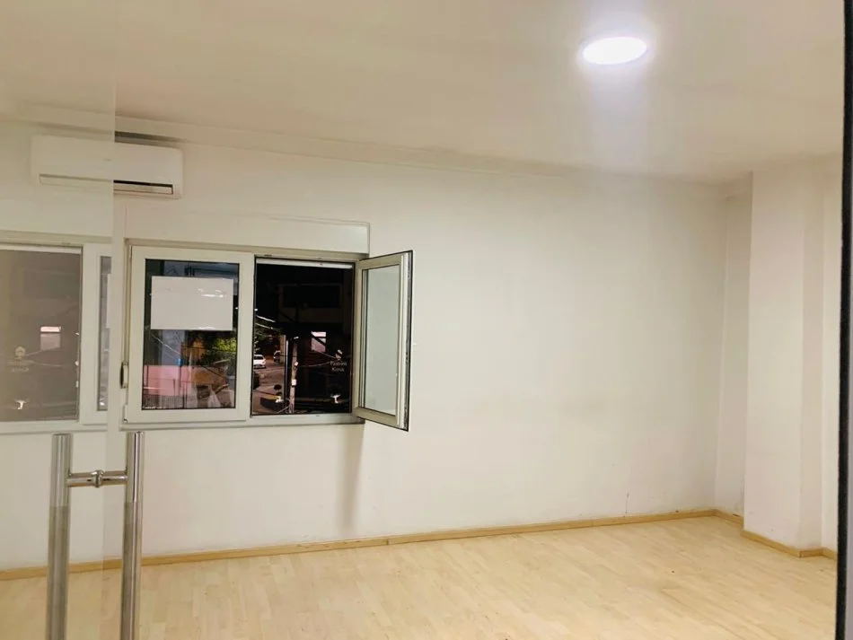 Tirane, jepet me qera apartament 4+1+Ballkon Kati 2, 140 m² 800 € (rruga e durresit ngjitur me kafe flora)