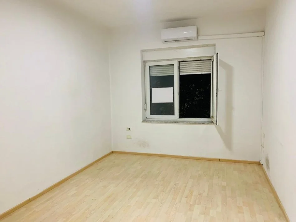 Tirane, jepet me qera apartament 4+1+Ballkon Kati 2, 140 m² 800 € (rruga e durresit ngjitur me kafe flora)