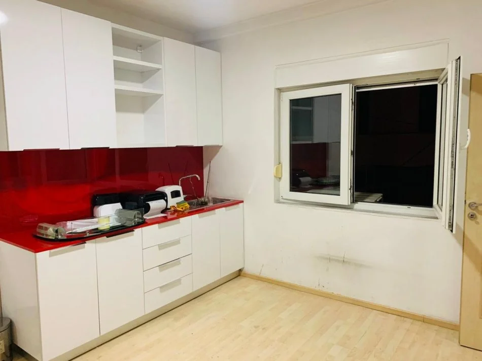 Tirane, jepet me qera apartament 4+1+Ballkon Kati 2, 140 m² 800 € (rruga e durresit ngjitur me kafe flora)