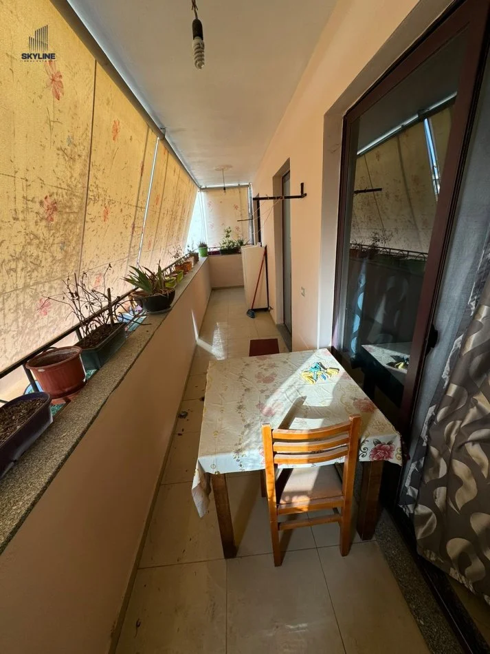 Tirane, jepet me qera apartament 2+1+Ballkon Kati 7, 450 € (Prane Nela 5)