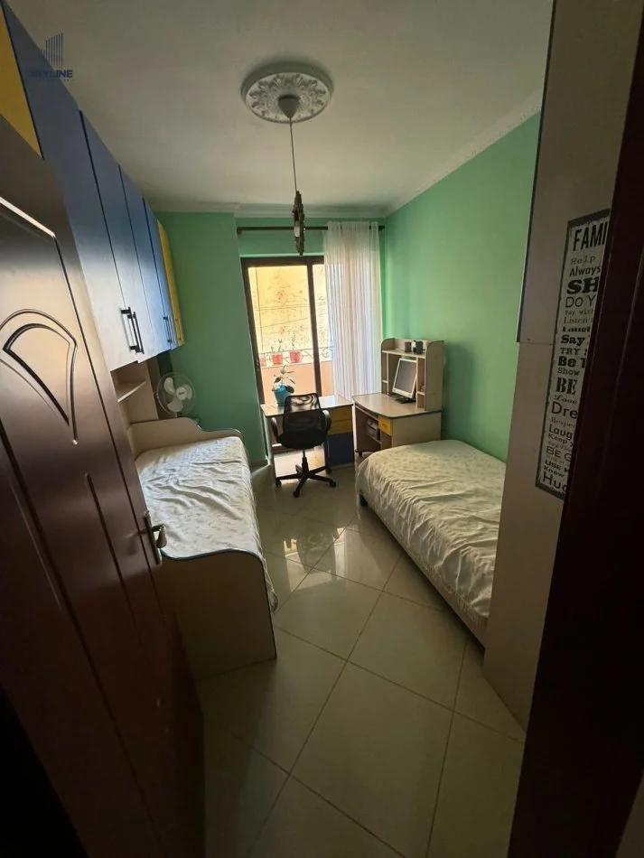 Tirane, jepet me qera apartament 2+1+Ballkon Kati 7, 450 € (Prane Nela 5)