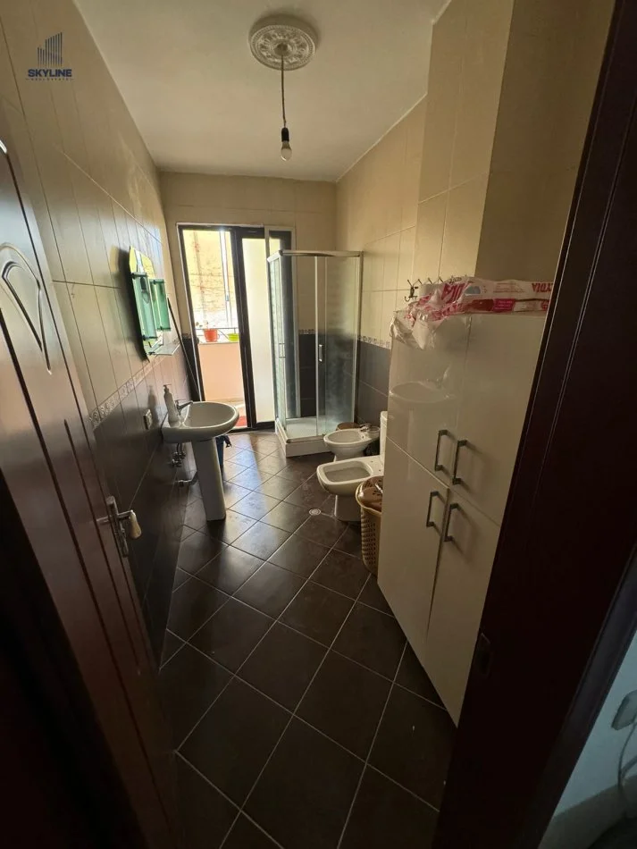 Tirane, jepet me qera apartament 2+1+Ballkon Kati 7, 450 € (Prane Nela 5)