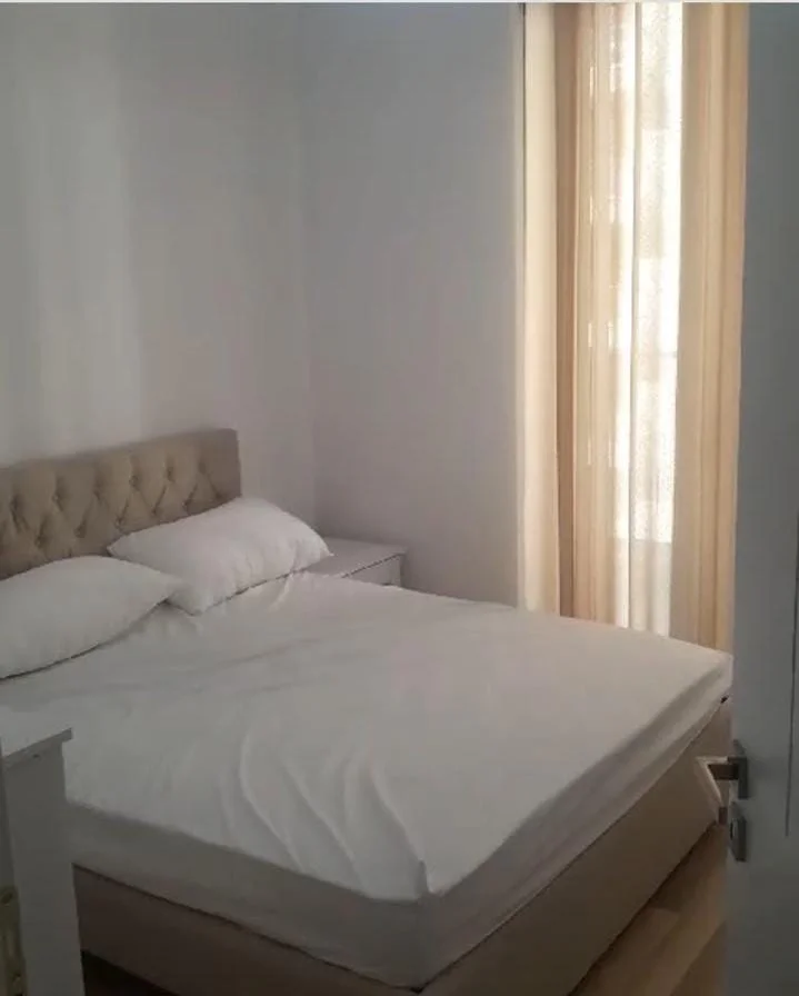 Tirane, jepet me qera apartament 1+1 Kati 3, 65 m² 460 € (Xhamllikut)