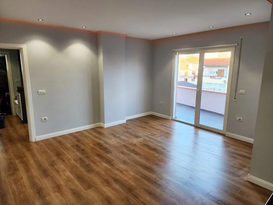 Tirane, shes apartament 2+1+Ballkon Kati 4, 140 m² 185.000 € (Rruga 5-Maji)