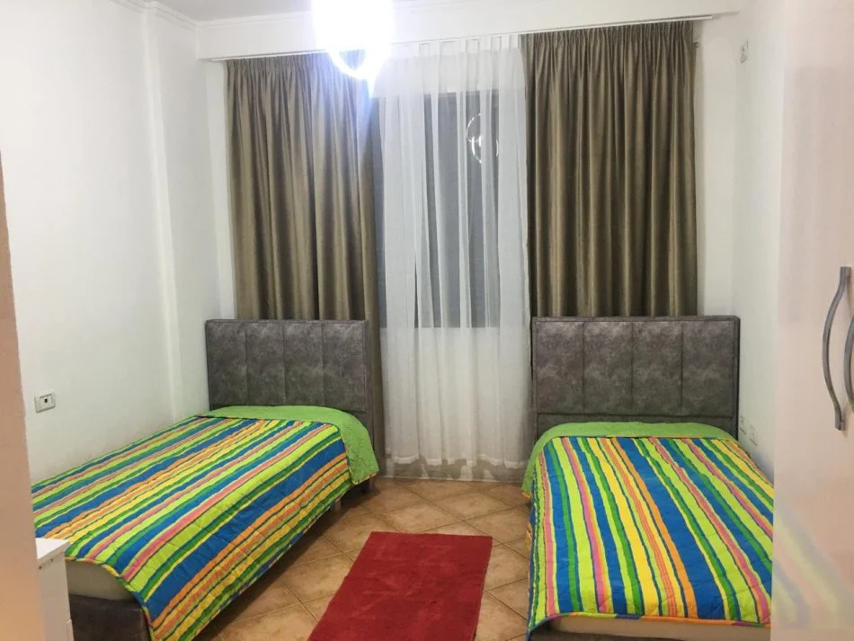 Tirane, jepet me qera apartament 2+1+Ballkon Kati 1, 107 m² 400€ (Rruga e Dajtit)