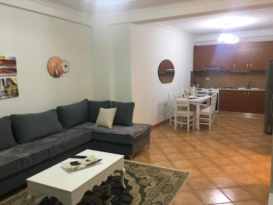 Tirane, jepet me qera apartament 2+1+Ballkon Kati 1, 107 m² 400€ (Rruga e Dajtit)