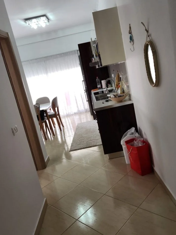 Tirane, jepet me qera apartament 1+1+Ballkon Kati 3, 70 m² 300 € (fresku)
