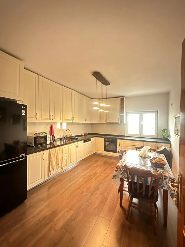 Tirane, jepet me qera apartament 3+1+Ballkon , 158 m² 700 €
