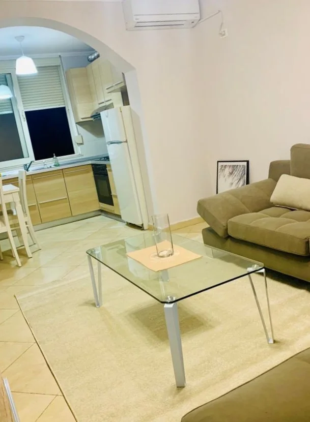 Tirane, jepet me qera apartament 2+1+Ballkon Kati 5, 88 m² 600 € (myslym shyri)