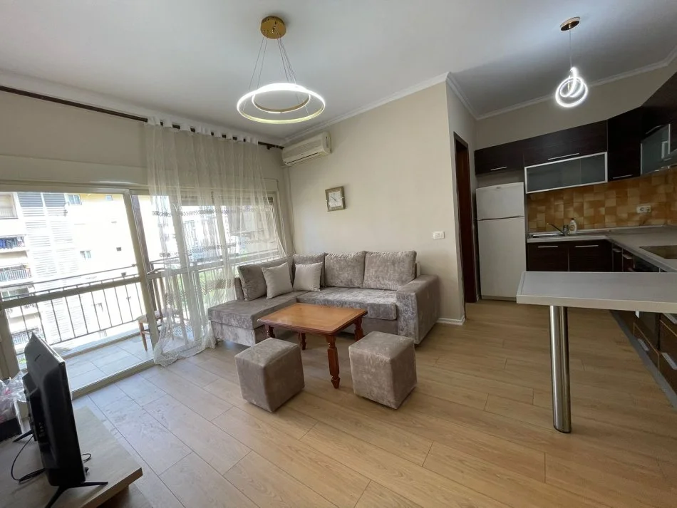 Tirane, jepet me qera apartament 1+1+Ballkon Kati 5, 48 m² 400 € (Fusha e Aviacionit)