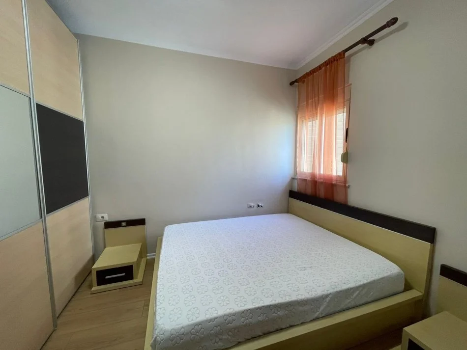 Tirane, jepet me qera apartament 1+1+Ballkon Kati 5, 48 m² 400 € (Fusha e Aviacionit)