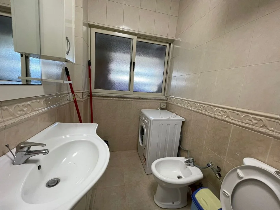 Tirane, jepet me qera apartament 1+1+Ballkon Kati 5, 48 m² 400 € (Fusha e Aviacionit)