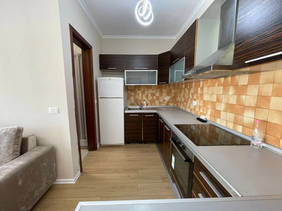 Tirane, jepet me qera apartament 1+1+Ballkon Kati 5, 48 m² 400 € (Fusha e Aviacionit)
