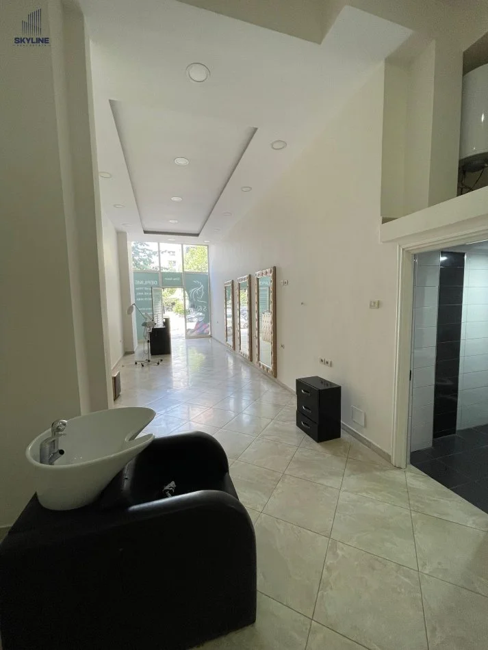Tirane, jepet me qera ambjent biznesi Kati 0, 52 m² 450 € 
