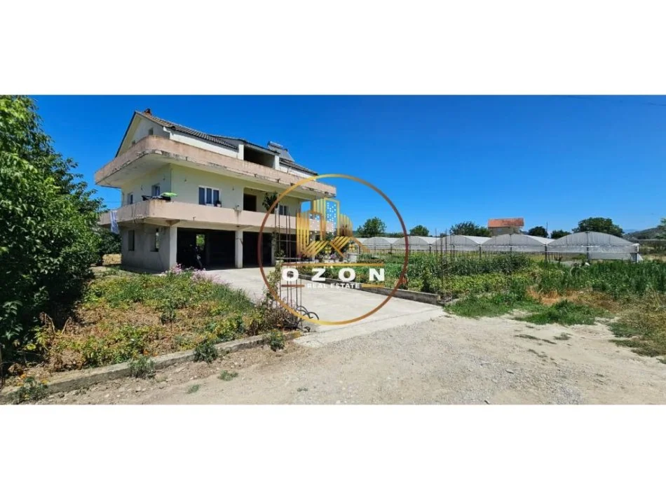 Vilë me Tre Kate në Pezë-Helmes për Shitje!