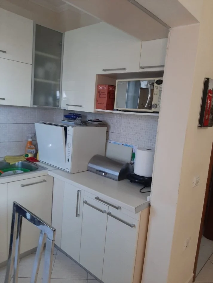 Tirane, shitet apartament 1+1+Ballkon Kati 5, 51 m² 72.100 € (Rruga Kahreman Ylli)