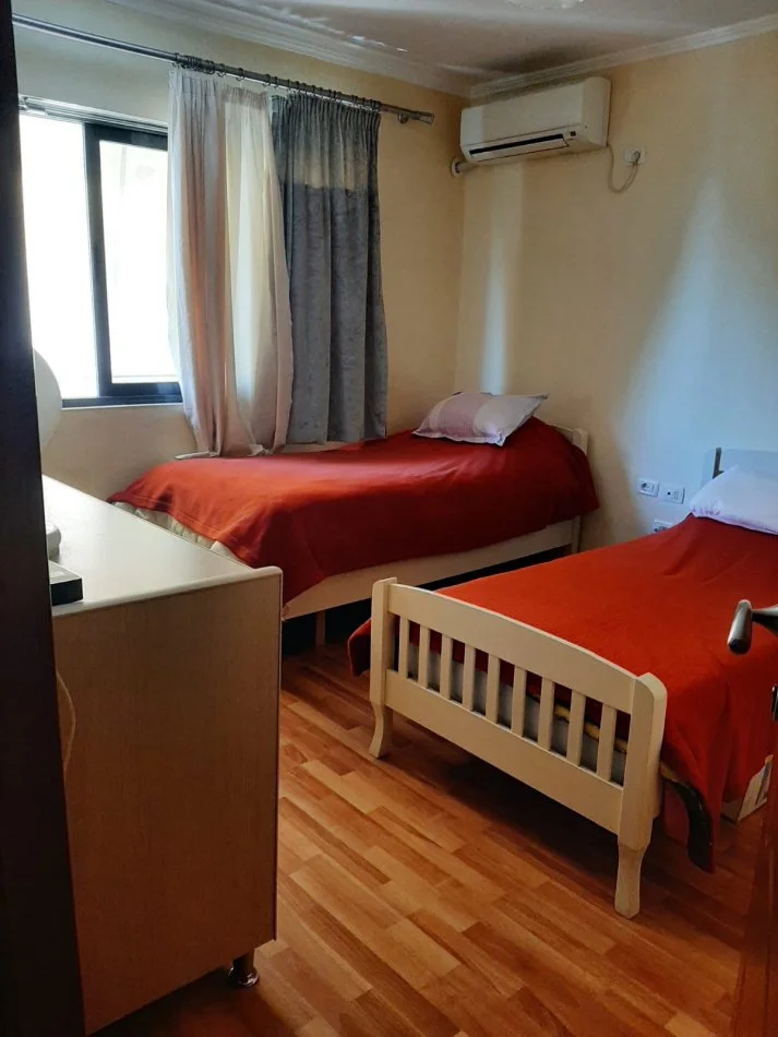 Tirane, shitet apartament 1+1+Ballkon Kati 5, 51 m² 72.100 € (Rruga Kahreman Ylli)