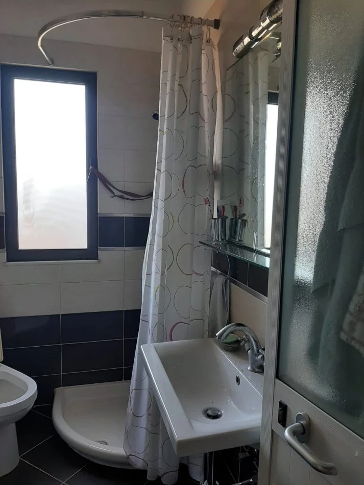 Tirane, shitet apartament 1+1+Ballkon Kati 5, 51 m² 72.100 € (Rruga Kahreman Ylli)