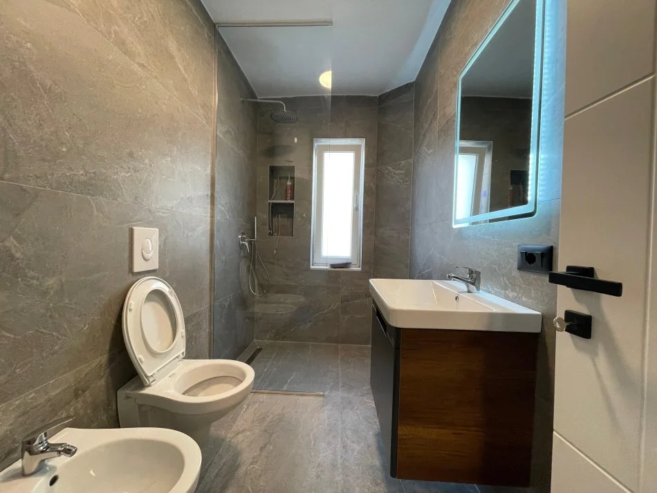 JEPET ME QIRA, APARTAMENT 3+1, RRUGA MYSLYM SHYRI, TIRANË, 700 EURO/MUAJ