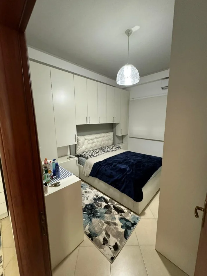Tirane, jepet me qera apartament 1+1 Kati 1, 70 m² 600 € (Rruga Bill Klinton)