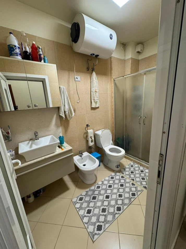 Tirane, jepet me qera apartament 1+1 Kati 1, 70 m² 600 € (Rruga Bill Klinton)