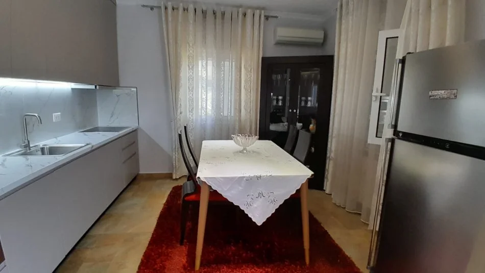 Tirane, Kati i 3-te i nje vile me qira, Kati 3, 100 m² 550 € ( Vilat Amerikane Vellezerit Kondi)