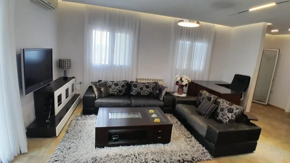 Tirane, Kati i 3-te i nje vile me qira, Kati 3, 100 m² 550 € ( Vilat Amerikane Vellezerit Kondi)