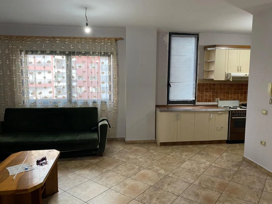 Jepet me qera apartament 2+1, kati i 4 me ashensor, 100m², 35.000 Leke (prane KMY-Yzberisht)