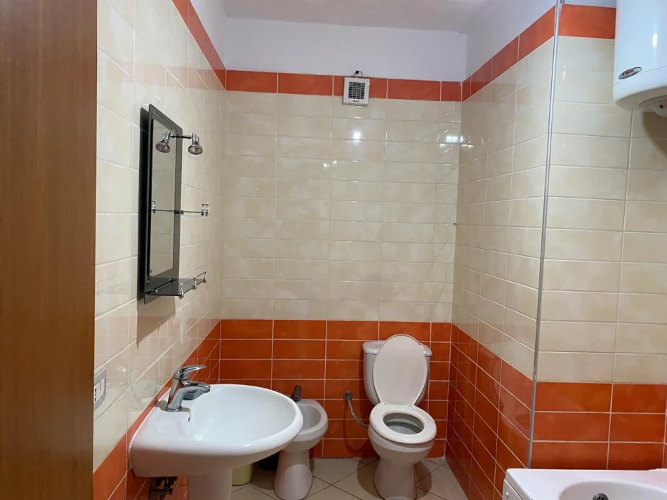 Jepet me qera apartament 2+1, kati i 4 me ashensor, 100m², 35.000 Leke (prane KMY-Yzberisht)