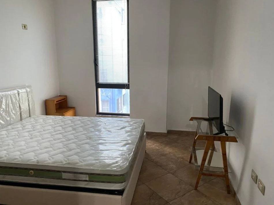 Jepet me qera apartament 2+1, kati i 4 me ashensor, 100m², 35.000 Leke (prane KMY-Yzberisht)