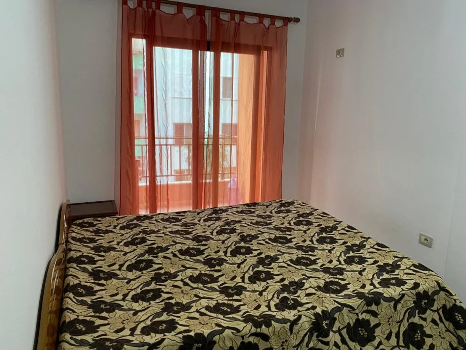 Jepet me qera apartament 2+1, kati i 4 me ashensor, 100m², 35.000 Leke (prane KMY-Yzberisht)