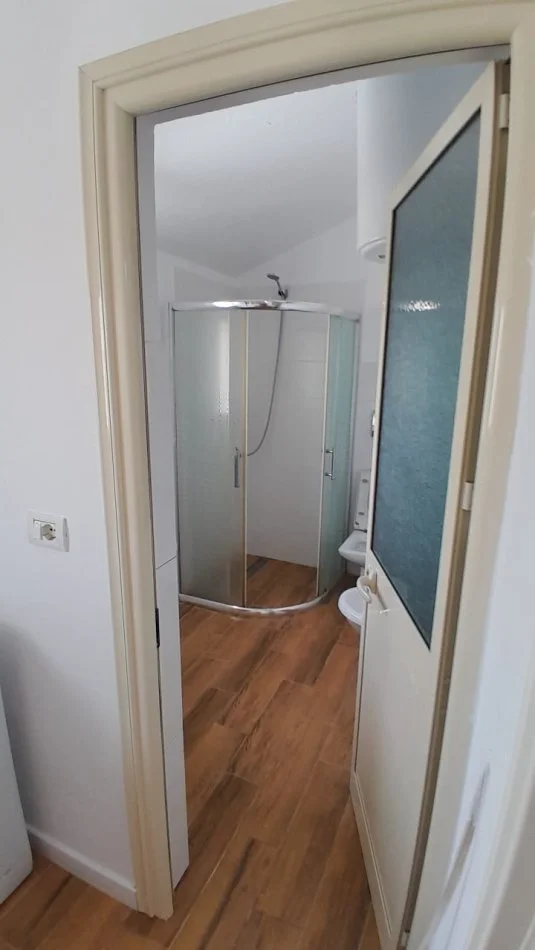Tirane, Kati i 3-te i nje vile me qira  2+1,  95 m² 390 € (Rruga Budi)