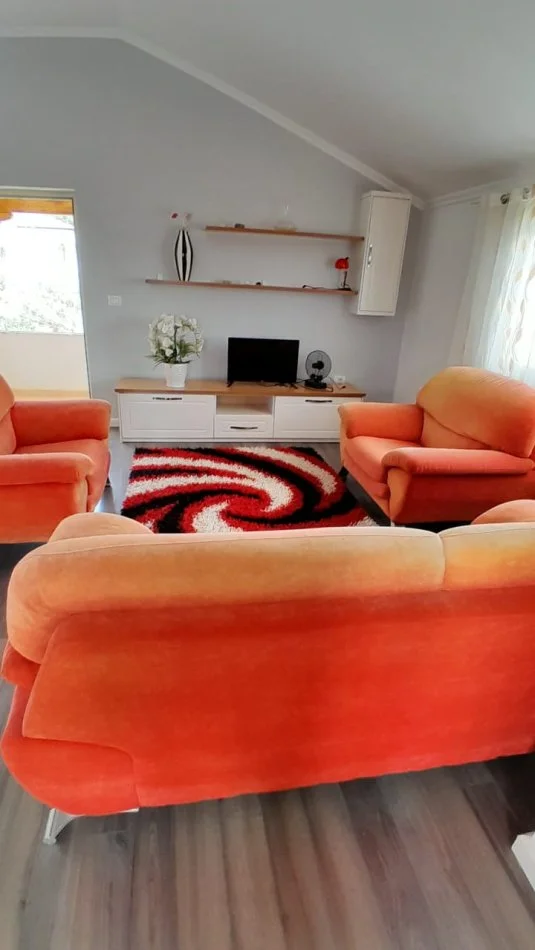 Tirane, Kati i 3-te i nje vile me qira  2+1,  95 m² 390 € (Rruga Budi)