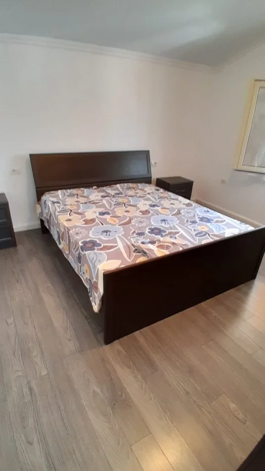 Tirane, Kati i 3-te i nje vile me qira  2+1,  95 m² 390 € (Rruga Budi)