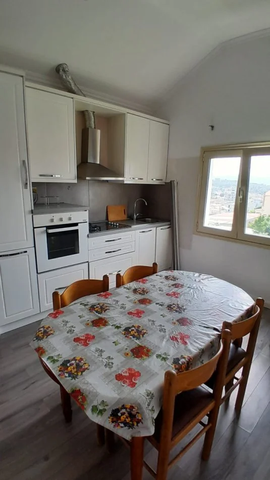 Tirane, Kati i 3-te i nje vile me qira  2+1,  95 m² 390 € (Rruga Budi)